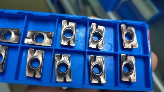 কার্বাইড যথার্থ Apmt1604 Cnc মিলিং সন্নিবেশগুলি পেশাদার মেটালওয়ার্কিং পরিবেশে স্টেইনলেস স্টিল কাটার জন্য আদর্শ